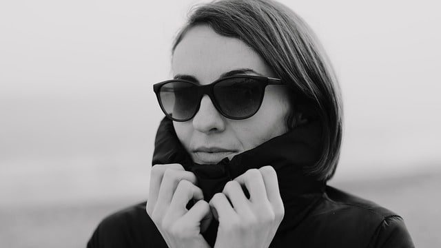 жена с очила